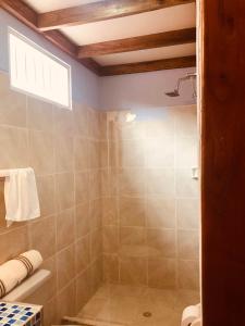 ein Bad mit einer Dusche, einem WC und einem Fenster in der Unterkunft Finca Naya in Fredonia
