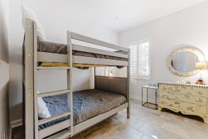 Ένα ή περισσότερα κρεβάτια σε δωμάτιο στο Updated Townhome near the Ocean w/Private Patio, Shared Pool, Central A/C +20 φωτογραφίες