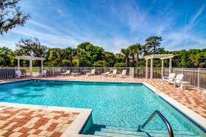 Πισίνα στο ή κοντά στο Updated Townhome near the Ocean w/Private Patio, Shared Pool, Central A/C