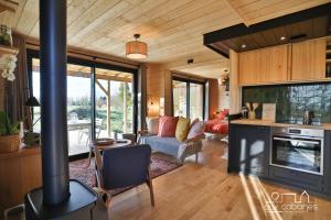 sala de estar con chimenea y sala de estar con fogones. en Aux Cabanes, en Grand-Laviers