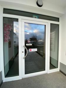 uma porta num edifício com um sinal em MyHome10 Wiesbaden-Mainz em Wiesbaden