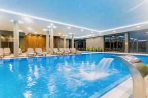 basen z fontanną w hotelu w obiekcie Apartaments SWEET HOME AQUA & SPA w Kołobrzegu +37 zdjęć