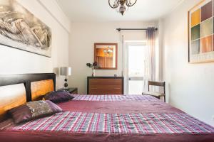 una camera da letto con un grande letto con cuscini viola di Isabel Dream III a Mercês