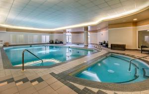 בריכת השחייה שנמצאת ב-Fairmont Hotel Macdonald או באזור