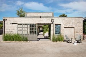 un edificio de ladrillo con garaje con puerta en R Inn Napa en Napa