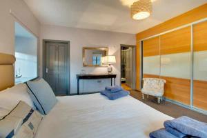 Ένα ή περισσότερα κρεβάτια σε δωμάτιο στο Goldenhill Retreats +55 φωτογραφίες