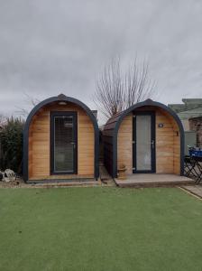 uma pequena casa com duas cúpulas no topo de um quintal em Goldenhill Retreats em Bamburgh