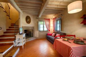 un salon avec un canapé et une table dans l'établissement Podere San Pietro Resort, à Castiglion Fibocchi
