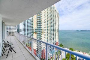 uma varanda com cadeiras e vista para o oceano em Exquisite 3Bedrooms W Top Amenities Free Parking em Miami