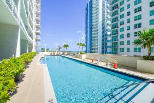 uma piscina no meio de um edifício com edifícios altos em Exquisite 3Bedrooms W Top Amenities Free Parking em Miami