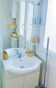 een badkamer met een witte wastafel en een spiegel bij Chambre privée avec clé, WIFI dans appartement (SDB, WC, Cuisine, partagés) in Juvisy-sur-Orge