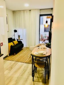 uma sala de estar com uma mesa e um sofá em Marquês d'Aveiro Suite em Aveiro