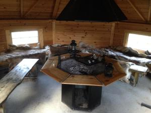 a room with a table in a log cabin at Skysstasjonen Cottages in Røldal