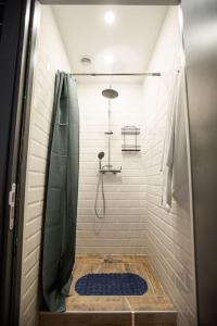 ein Bad mit Dusche und Duschvorhang in der Unterkunft CapsLock HOSTEL in Nowosibirsk