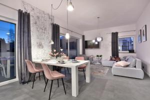 Posedenie v ubytovaní Nowoczesne Apartamenty typu Superior - Bulwary Rabka Zdrój - Balia - Blisko Park Zdrojowy