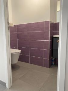 Brignac-la-Plaine的住宿－Maison de Campagne，一间带卫生间和紫色墙壁的浴室