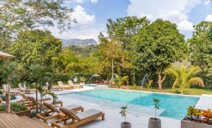 una foto di una piscina in una villa di Casa Jacaranda Hotel Boutique a Jericó