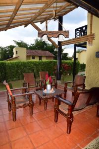 un grupo de sillas y una mesa en un patio en Fincas Panaca Herrería 4, en Quimbaya
