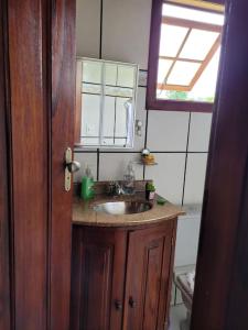 a bathroom with a sink and a mirror above it at Casa em Paraty a 7 min. do Centro histórico in Paraty