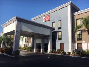 a hotel with a sign on the front of it at Best Western Plus Universal Inn in Orlando