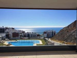 Vaade basseinile majutusasutuses Fuengirola Middel Views või selle lähedal