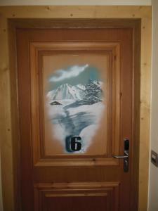 een deur met een foto van een berg erop bij Alpine Lodge 6 in Les Contamines-Montjoie