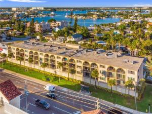 una vista aérea de un edificio frente a un puerto en Escape to paradise, en St Pete Beach