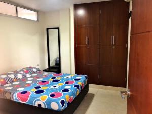 Säng eller sängar i ett rum på Apartamento de dos habitaciones con baños internos