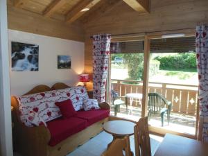 een woonkamer met een bank en een tafel bij Alpine Lodge 6 in Les Contamines-Montjoie