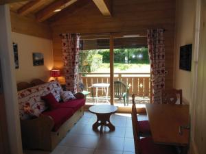 sala de estar con sofá y mesa en Alpine Lodge 6, en Les Contamines-Montjoie