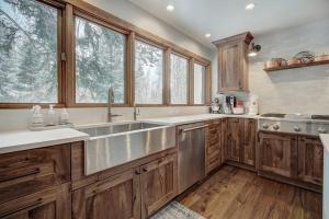 フリスコにあるSunset Cabin - Creekside by Ski Country Resortsのキッチン(木製キャビネット、ステンレス製のシンク付) +29枚の写真