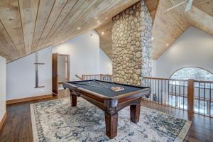 una mesa de billar en una habitación con una pared de piedra en Sunset Cabin - Creekside by Ski Country Resorts, en Frisco