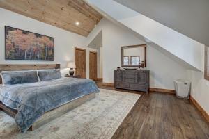 フリスコにあるSunset Cabin - Creekside by Ski Country Resortsのベッドルーム1室(ベッド1台、ドレッサー付)