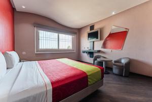 Tempat tidur dalam kamar di Hotel y Villas Vento