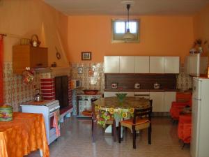 uma cozinha com uma mesa e uma sala de jantar em B&B Antonella em Introdacqua