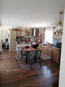 una cocina con mesa y sillas. en Casa en El Molle Valle del Elqui, en Vicuña