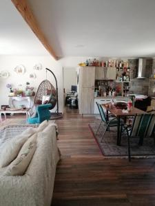 sala de estar con sofá y mesa en Casa en El Molle Valle del Elqui, en Vicuña