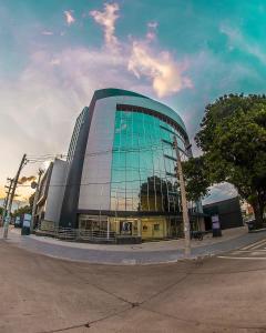 un grand bâtiment en verre dans une rue de la ville dans l'établissement HOTEL OSHO, à Santa Cruz de la Sierra