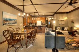 Χώρος καθιστικού στο Les Manoirs Wpool & Hot Tub Near Village 110-7 +17 φωτογραφίες