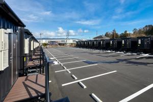 桑名市にあるHOTEL R9 The Yard いなべのトイレがたくさんある駐車場