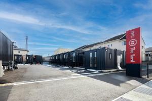桑名市HOTEL R9 The Yard Inabe的排的集装箱排在停车场里
