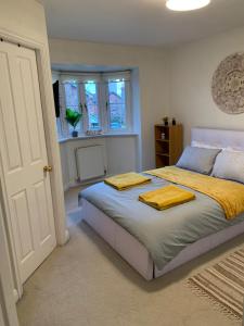 Tempat tidur dalam kamar di Spacious and amazing 4 bedroom detached house