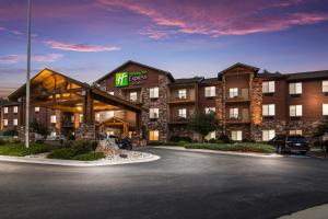 カスターにあるHoliday Inn Express & Suites Custer-Mt Rushmoreのホテルの正面に駐車場があります。