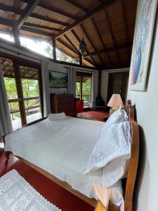 Un pat sau paturi într-o cameră la Bangalô na Natureza