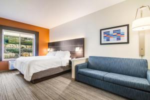 Postel nebo postele na pokoji v ubytování Holiday Inn Express & Suites Custer-Mt Rushmore + 37 fotografií
