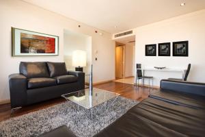 sala de estar con sofá y mesa en Boulevard Suites Ferrat, en Santiago
