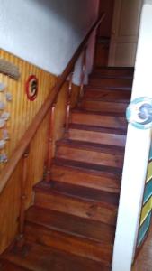 uma escada numa casa com pisos de madeira em sleep easy em Coquimbo