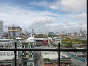 Blick auf die Stadt mit Gebäuden und Autos in der Unterkunft Atlantis Residence @ Icon Stay Melaka in Malakka