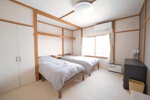 Tempat tidur dalam kamar di Furano Ski House