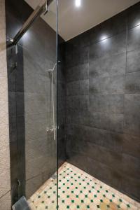 um chuveiro com uma porta de vidro na casa de banho em Riad Soultana em Fez